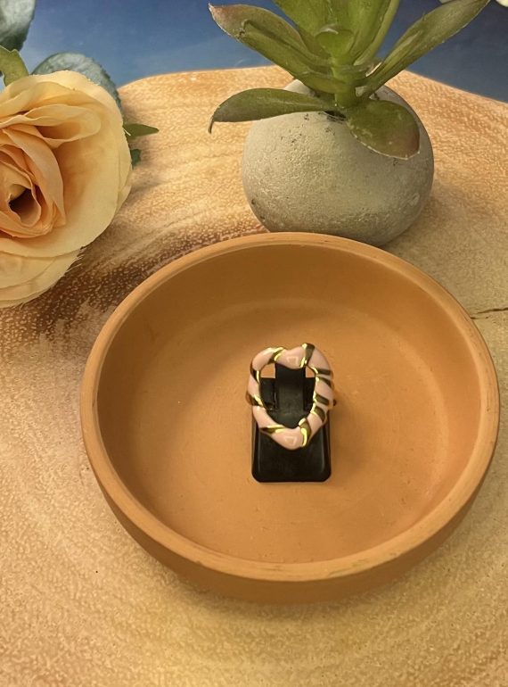 ✨ UShine.gr: Ατσάλινο statement δαχτυλίδι καρδιά με enamel λεπτομέρειες (ροζ & χρυσό) No 1367