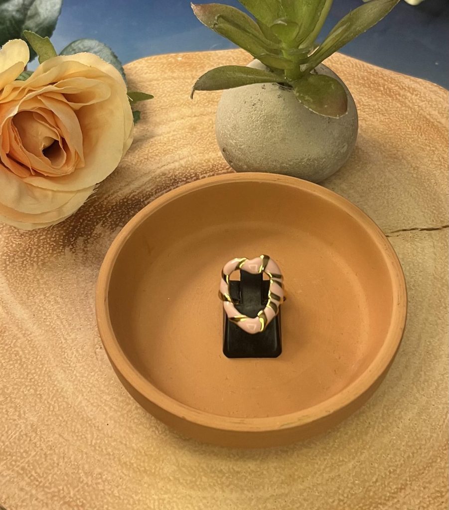 ✨ UShine.gr: Ατσάλινο statement δαχτυλίδι καρδιά με enamel λεπτομέρειες (ροζ & χρυσό) No 1367