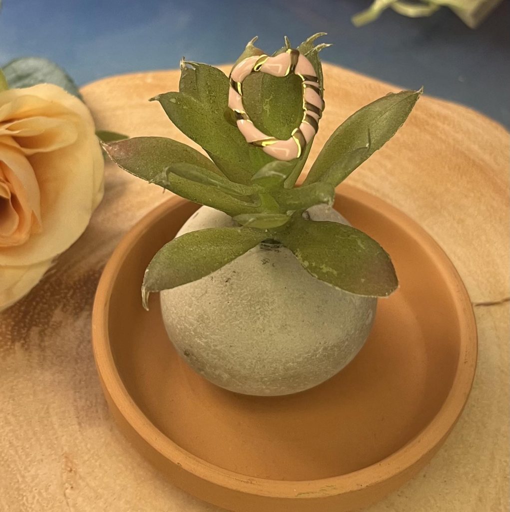 ✨ UShine.gr: Ατσάλινο statement δαχτυλίδι καρδιά με enamel λεπτομέρειες (ροζ & χρυσό) No 1367