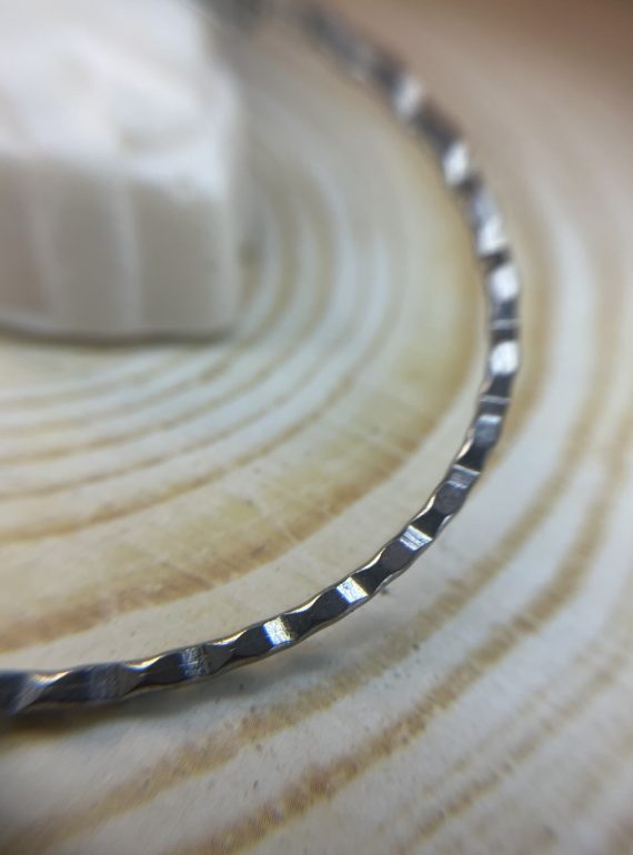 ✨ UShine.gr: Ατσάλινα statement σκουλαρίκια κρίκοι με σφυρήλατη υφή (ασημί) No 1372