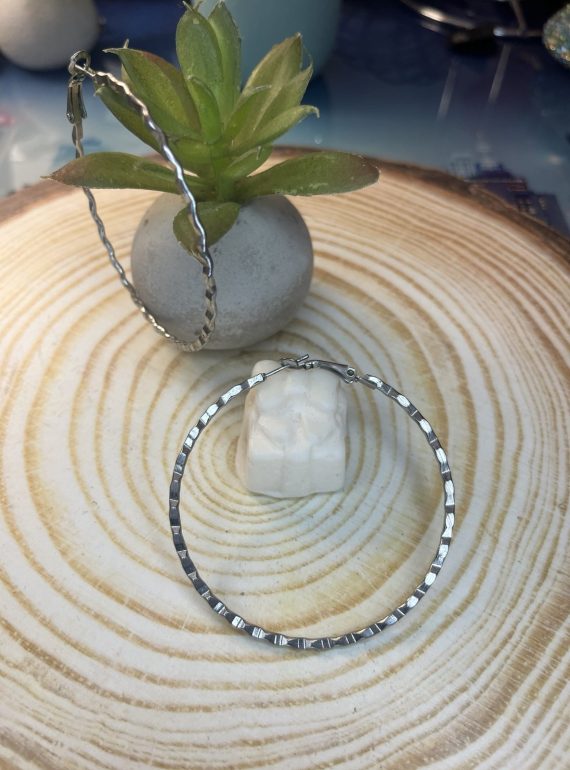 ✨ UShine.gr: Ατσάλινα statement σκουλαρίκια κρίκοι με σφυρήλατη υφή (ασημί) No 1372