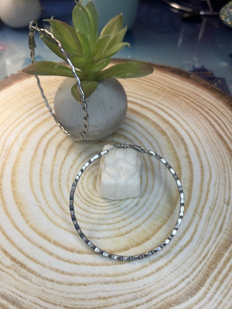 ✨ UShine.gr: Ατσάλινα statement σκουλαρίκια κρίκοι με σφυρήλατη υφή (ασημί) No 1372