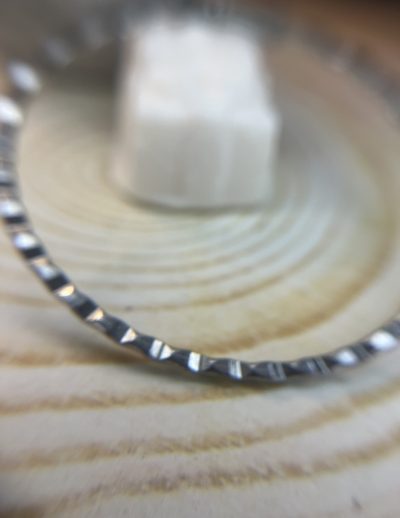 ✨ UShine.gr: Ατσάλινα statement σκουλαρίκια κρίκοι με σφυρήλατη υφή (ασημί) No 1372