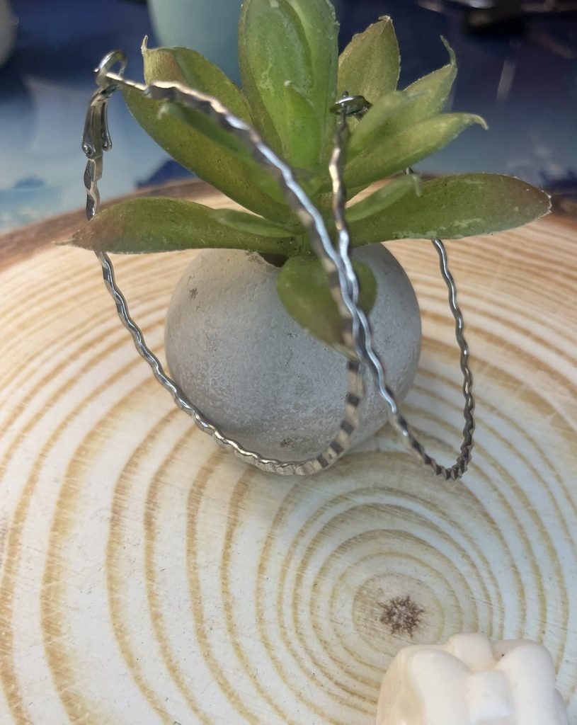 ✨ UShine.gr: Ατσάλινα statement σκουλαρίκια κρίκοι με σφυρήλατη υφή (ασημί) No 1372