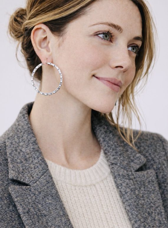 ✨ UShine.gr: Ατσάλινα statement σκουλαρίκια κρίκοι με σφυρήλατη υφή (ασημί) No 1372