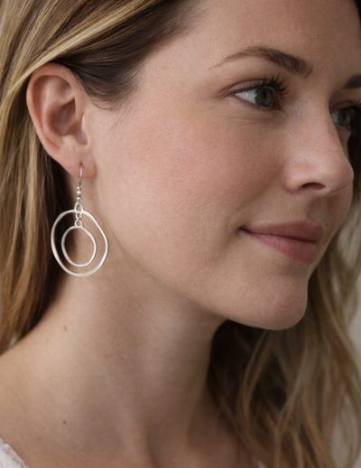 ✨ UShine.gr: Ατσάλινα σκουλαρίκια διπλού κύκλου (ασημί) No 1378