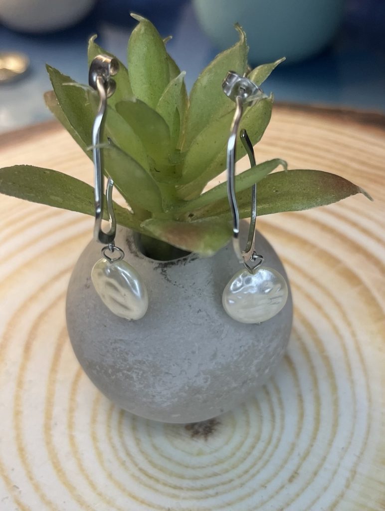 ✨ UShine.gr: Ατσάλινα σκουλαρίκια κρίκοι με φυσική πέρλα (ασημί) No 1379