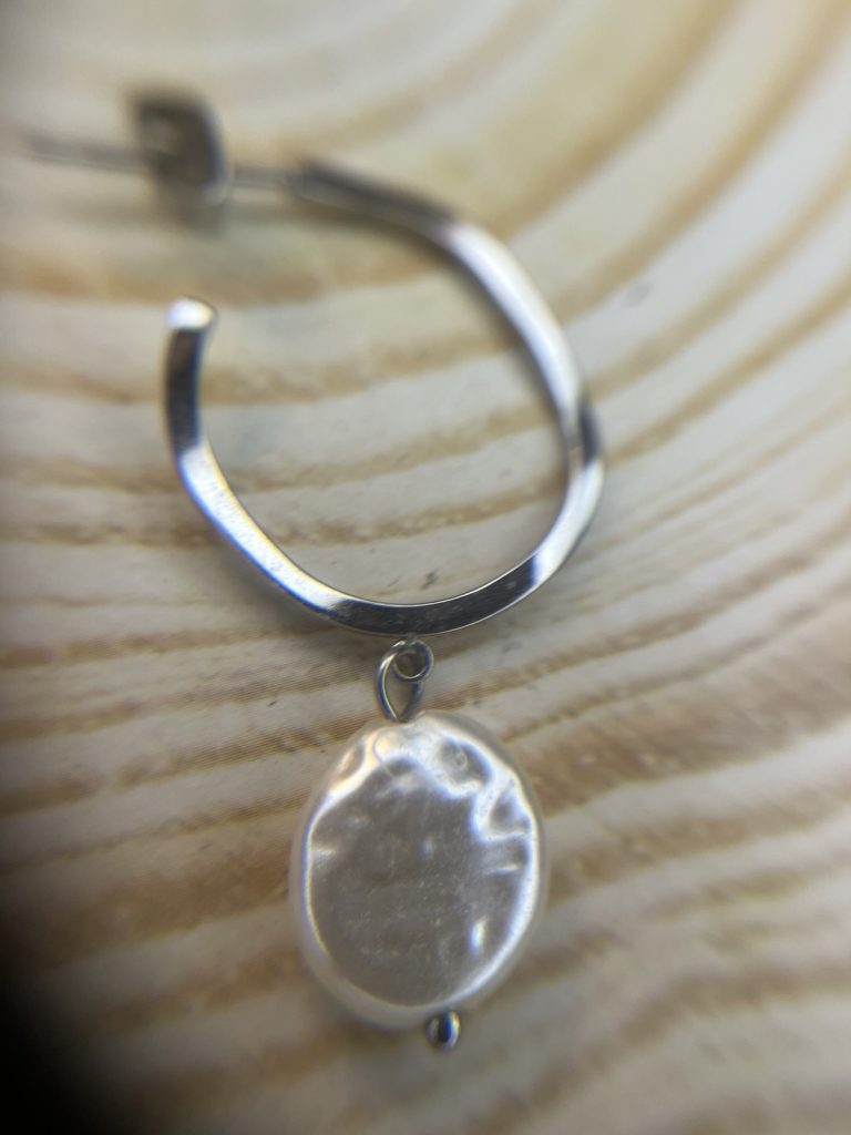 ✨ UShine.gr: Ατσάλινα σκουλαρίκια κρίκοι με φυσική πέρλα (ασημί) No 1379