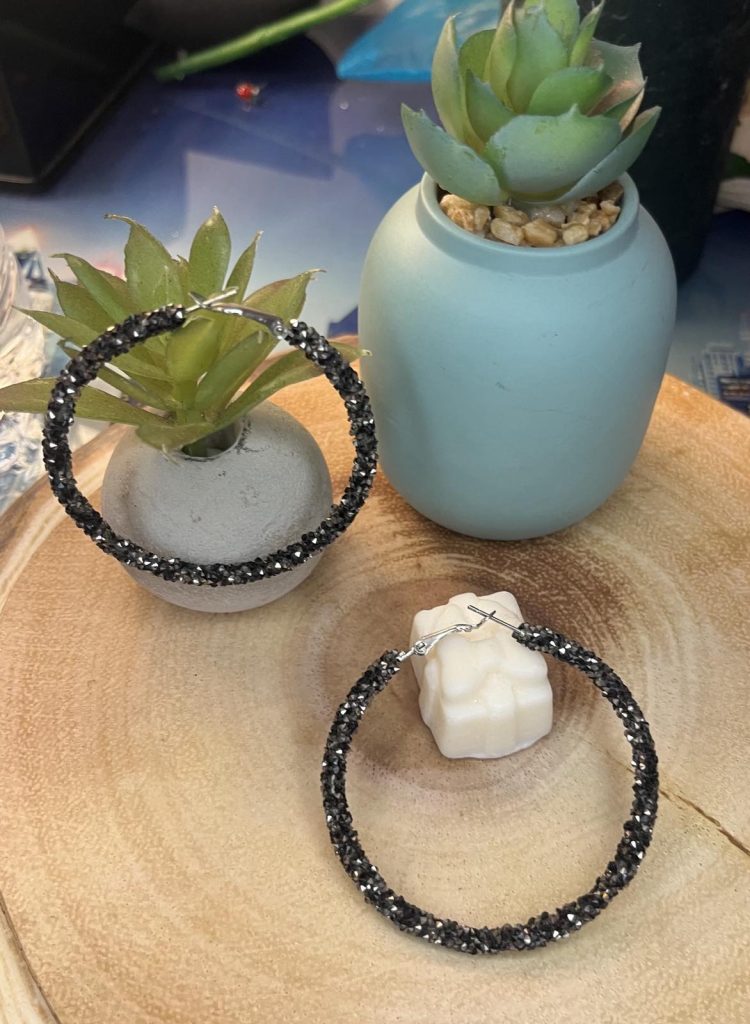 ✨ UShine.gr: Statement σκουλαρίκια κρίκοι με μαύρες κρυστάλλινες λεπτομέρειες No 1383