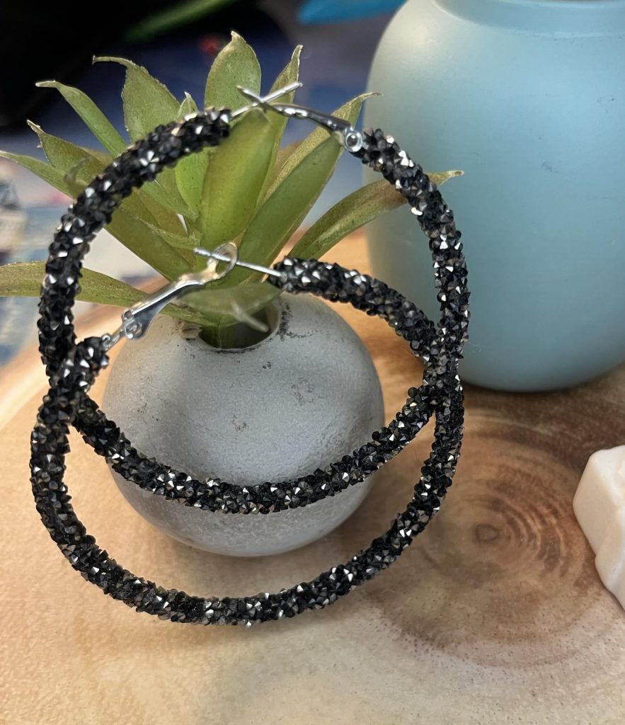 ✨ UShine.gr: Statement σκουλαρίκια κρίκοι με μαύρες κρυστάλλινες λεπτομέρειες No 1383