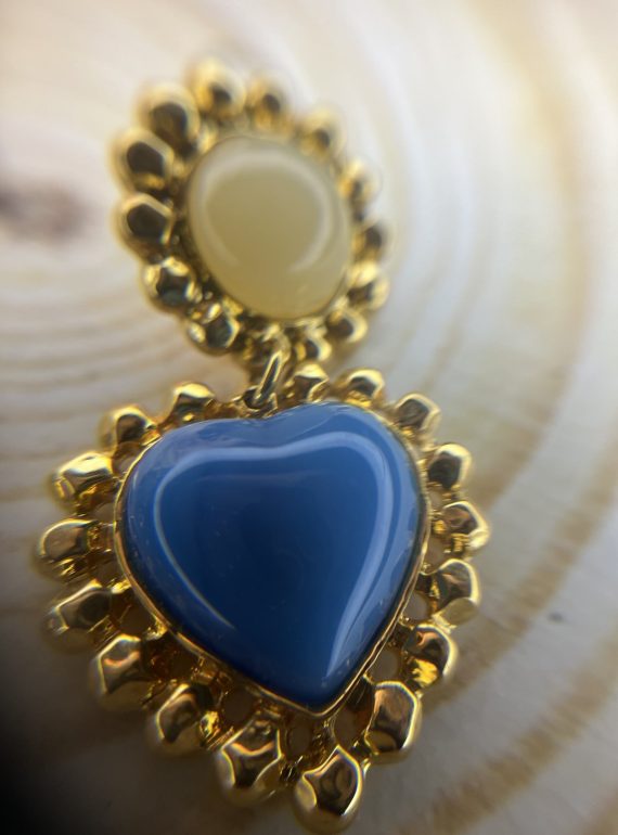 ✨ UShine.gr: Χειροποίητα statement σκουλαρίκια καρδιά με διπλή πέτρα (μπλε & ivory) No 1388