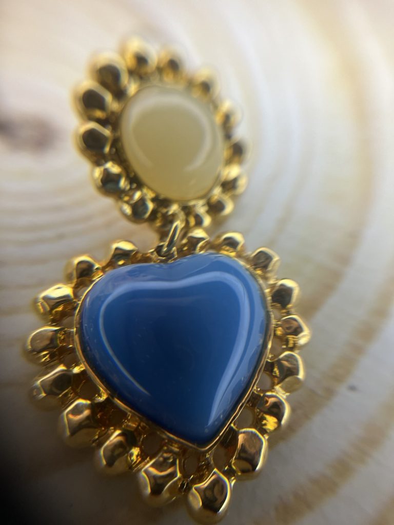 ✨ UShine.gr: Χειροποίητα statement σκουλαρίκια καρδιά με διπλή πέτρα (μπλε & ivory) No 1388