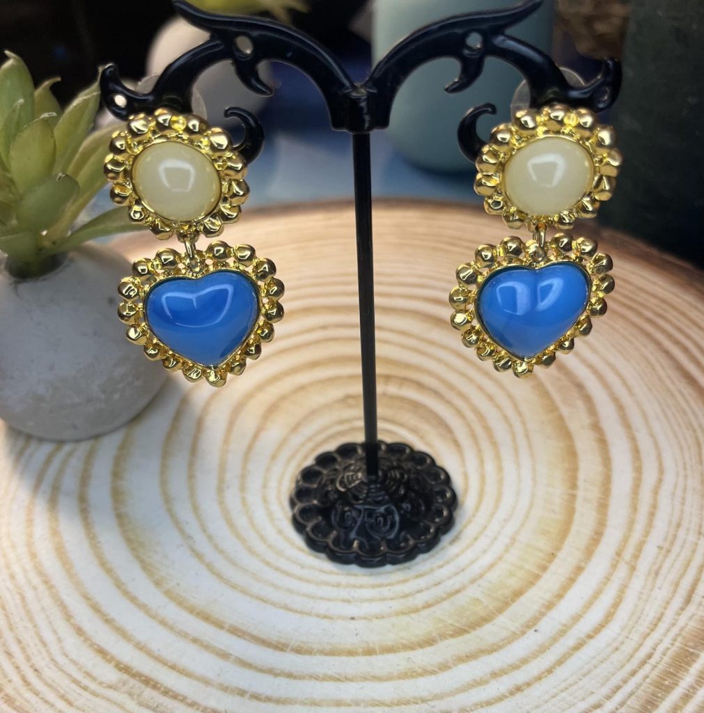✨ UShine.gr: Χειροποίητα statement σκουλαρίκια καρδιά με διπλή πέτρα (μπλε & ivory) No 1388