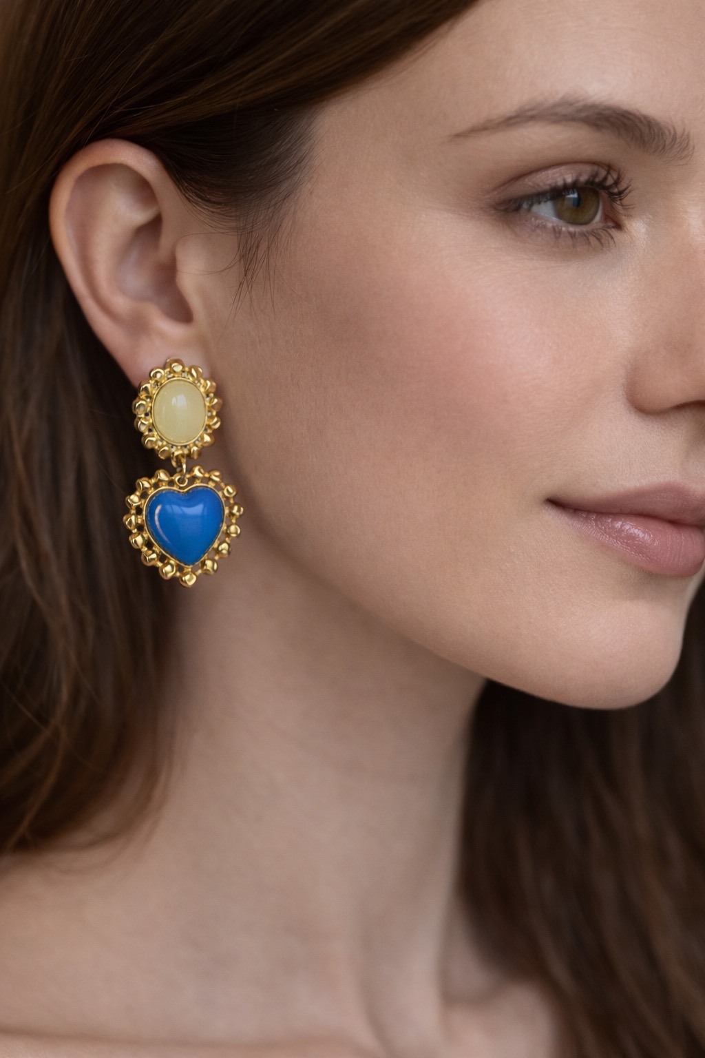 ✨ UShine.gr: Χειροποίητα statement σκουλαρίκια καρδιά με διπλή πέτρα (μπλε & ivory) No 1388