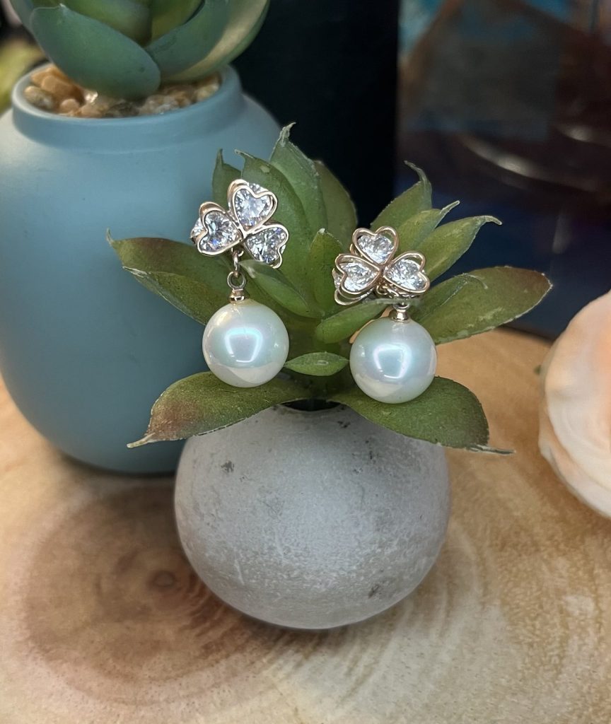 ✨ UShine.gr: Ατσάλινα σκουλαρίκια με τριφύλλι & πέρλα (ασημί) No 1392