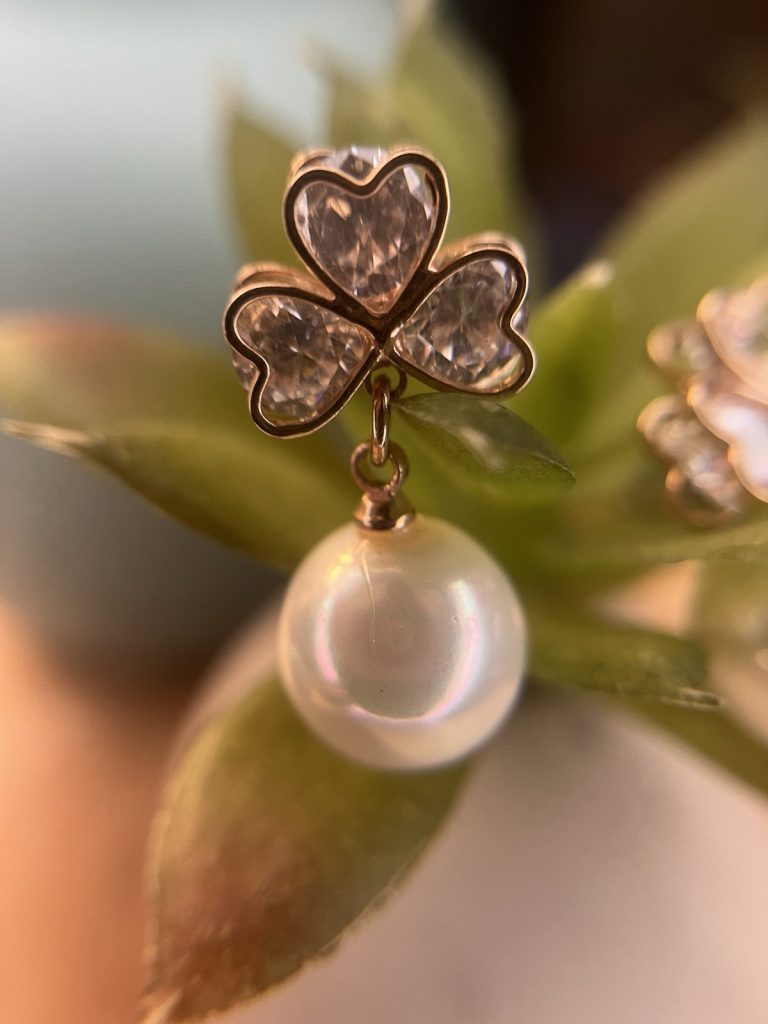 ✨ UShine.gr: Ατσάλινα σκουλαρίκια με τριφύλλι & πέρλα (ασημί) No 1392