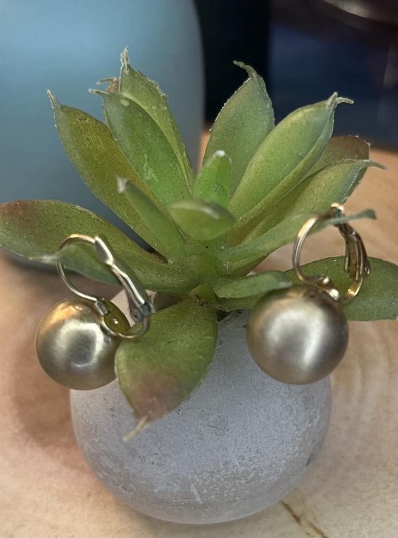 ✨ UShine.gr: Ατσάλινα σκουλαρίκια με ματ πέρλα (σαμπανί) No 1393