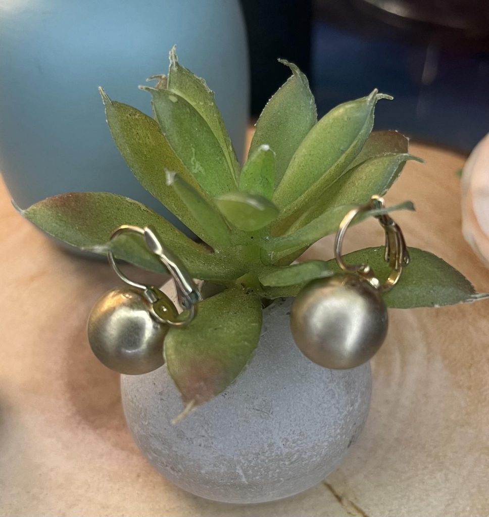 ✨ UShine.gr: Ατσάλινα σκουλαρίκια με ματ πέρλα (σαμπανί) No 1393