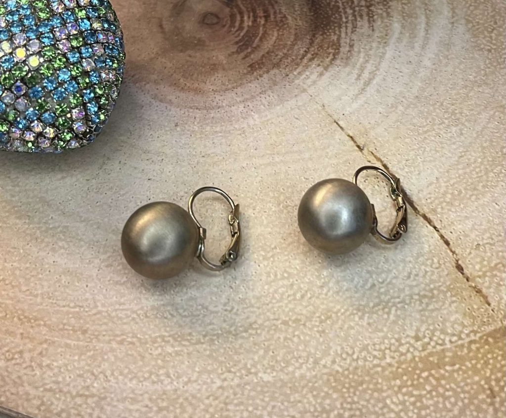 ✨ UShine.gr: Ατσάλινα σκουλαρίκια με ματ πέρλα (σαμπανί) No 1393