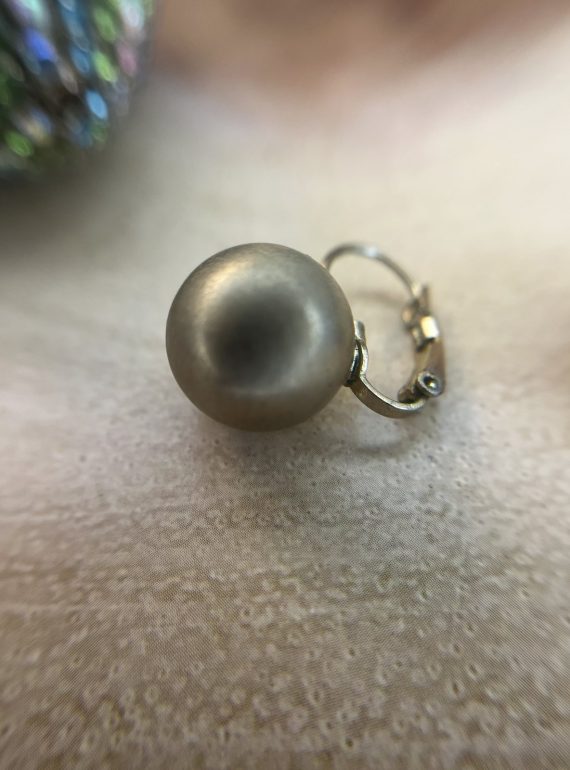 ✨ UShine.gr: Ατσάλινα σκουλαρίκια με ματ πέρλα (σαμπανί) No 1393