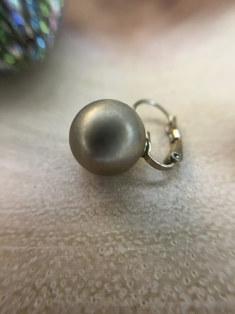 ✨ UShine.gr: Ατσάλινα σκουλαρίκια με ματ πέρλα (σαμπανί) No 1393