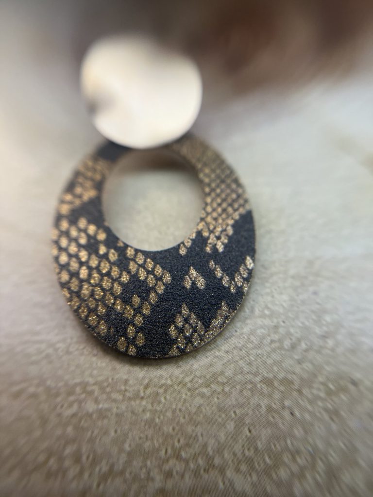 ✨ UShine.gr: Ατσάλινα σκουλαρίκια οβάλ Snake Print (μαύρο & χρυσό) No 1395