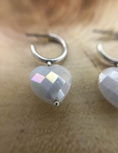 ✨ UShine.gr: Ατσάλινα σκουλαρίκια κρίκοι με καρδιά κρυστάλλου (ιριδίζον λευκό) No 1396