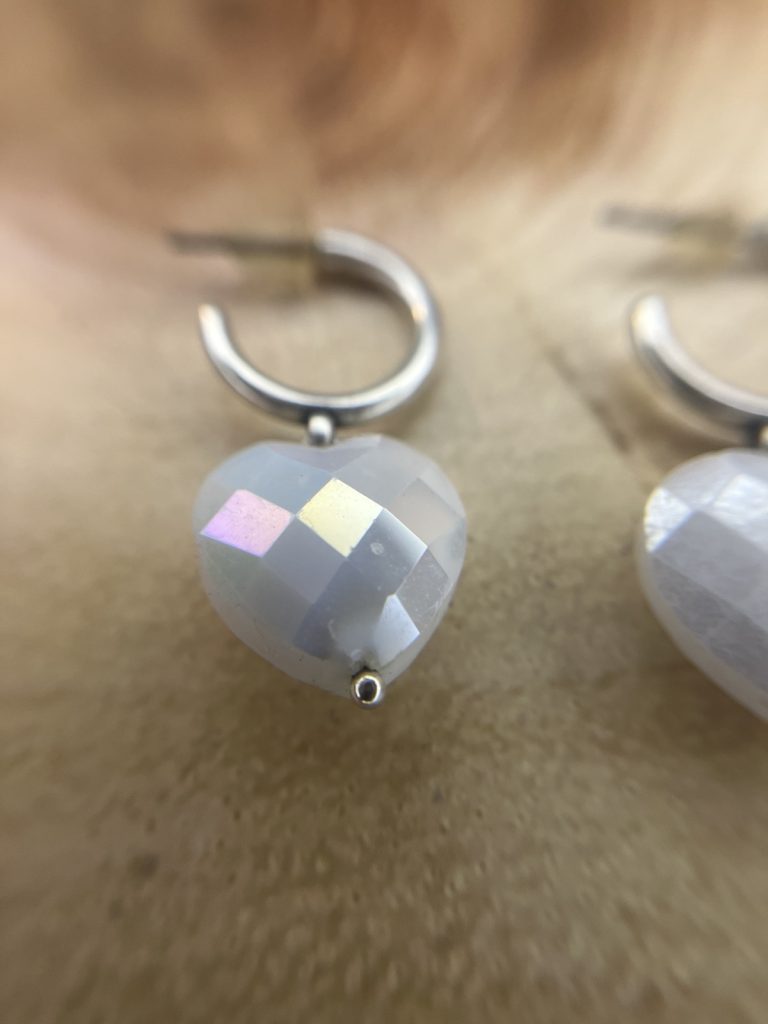 ✨ UShine.gr: Ατσάλινα σκουλαρίκια κρίκοι με καρδιά κρυστάλλου (ιριδίζον λευκό) No 1396