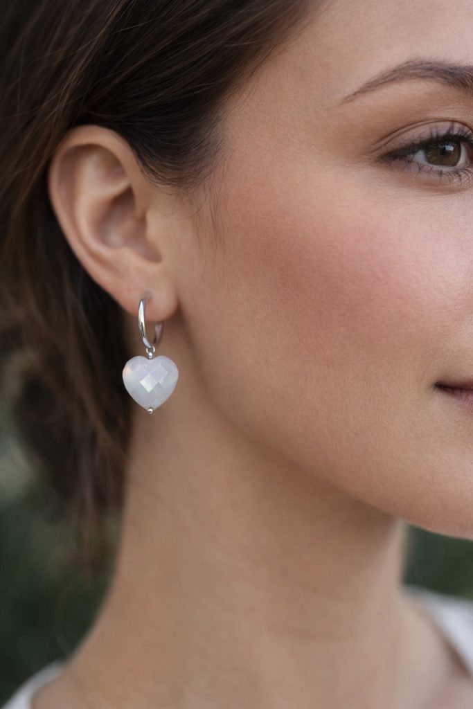 ✨ UShine.gr: Ατσάλινα σκουλαρίκια κρίκοι με καρδιά κρυστάλλου (ιριδίζον λευκό) No 1396