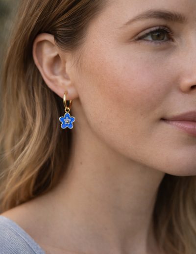 ✨ UShine.gr: Ατσάλινα σκουλαρίκια κρίκοι με μπλε λουλούδι (χρυσό) No 1398