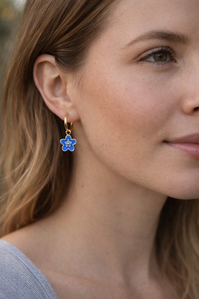 ✨ UShine.gr: Ατσάλινα σκουλαρίκια κρίκοι με μπλε λουλούδι (χρυσό) No 1398