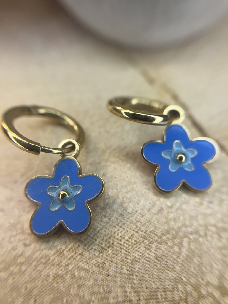 ✨ UShine.gr: Ατσάλινα σκουλαρίκια κρίκοι με μπλε λουλούδι (χρυσό) No 1398