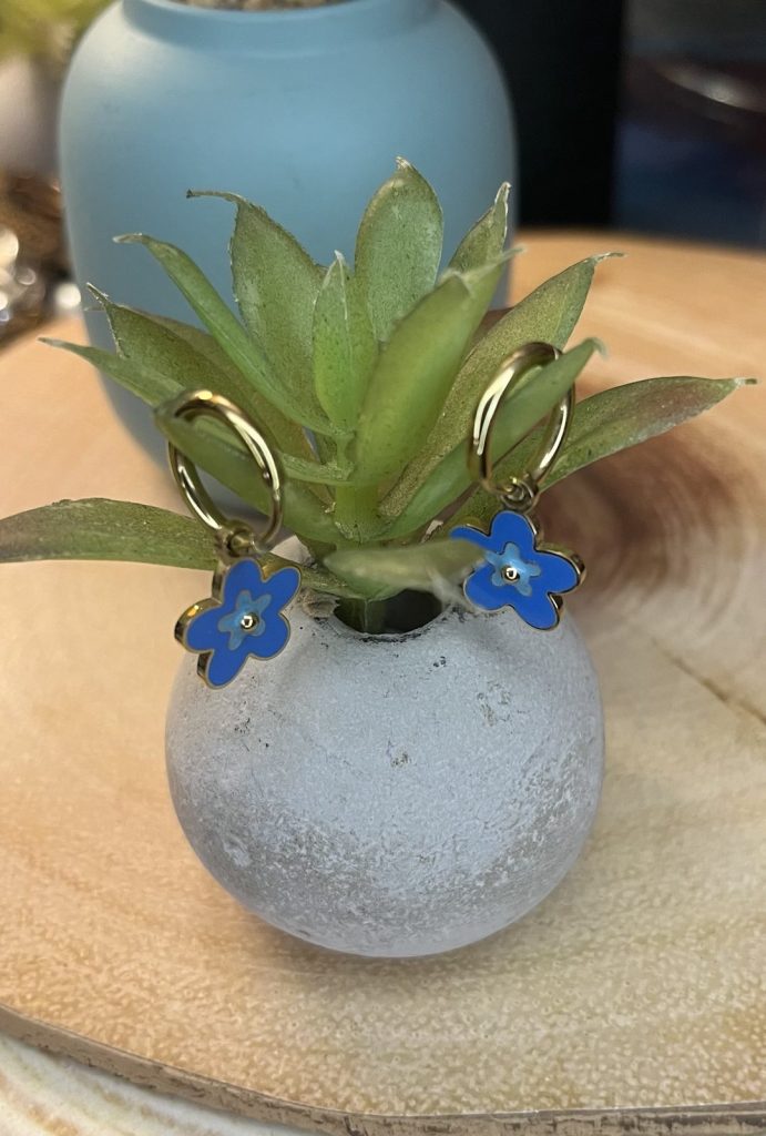 ✨ UShine.gr: Ατσάλινα σκουλαρίκια κρίκοι με μπλε λουλούδι (χρυσό) No 1398