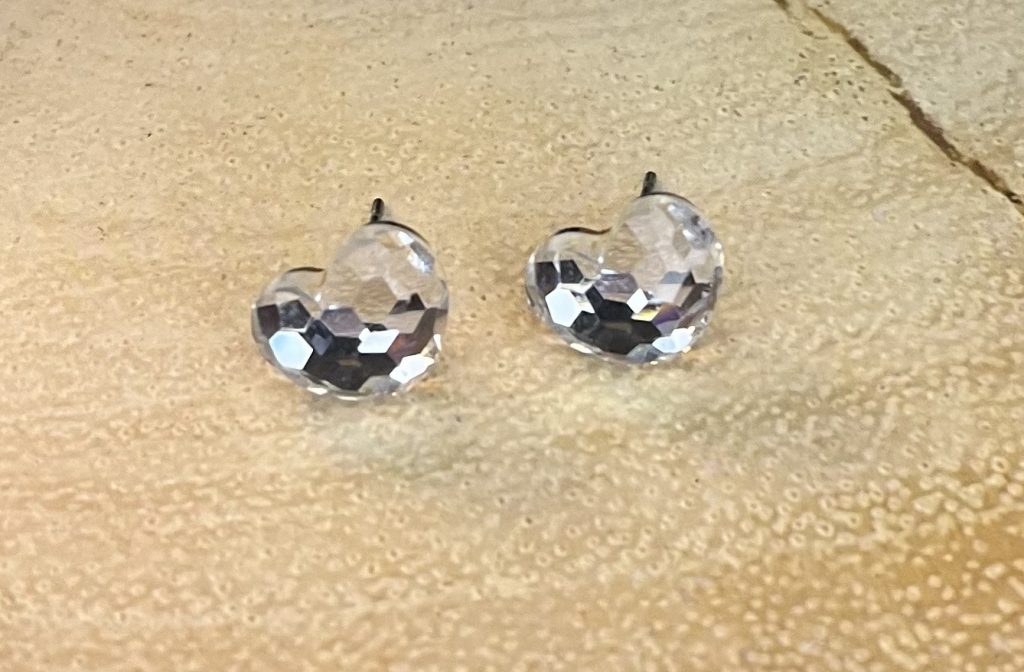 ✨ UShine.gr: Ατσάλινα σκουλαρίκια καρφωτά καρδιά με faceted κρύσταλλο (διάφανο) No 1400