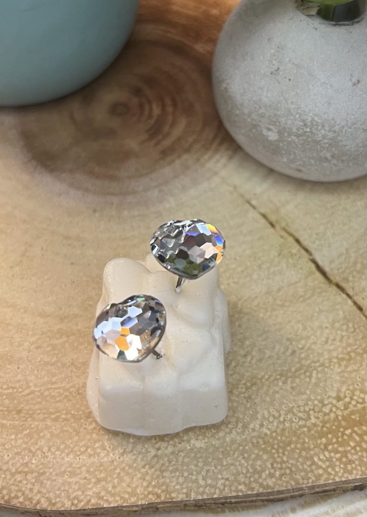 ✨ UShine.gr: Ατσάλινα σκουλαρίκια καρφωτά καρδιά με faceted κρύσταλλο (διάφανο) No 1400