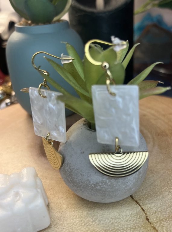 ✨ UShine.gr: Ατσάλινα σκουλαρίκια γεωμετρικά με pearly στοιχείο & χρυσή καμάρα No 1401