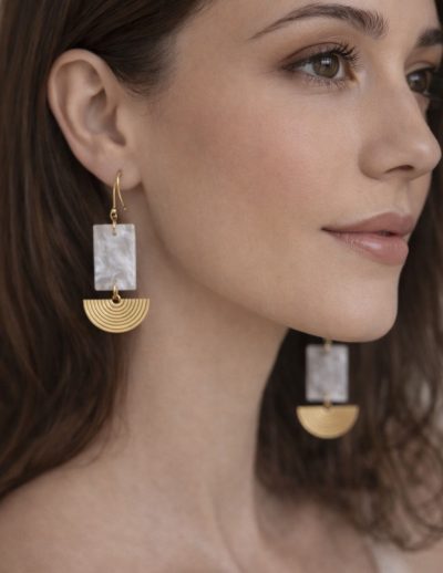 ✨ UShine.gr: Ατσάλινα σκουλαρίκια γεωμετρικά με pearly στοιχείο & χρυσή καμάρα No 1401