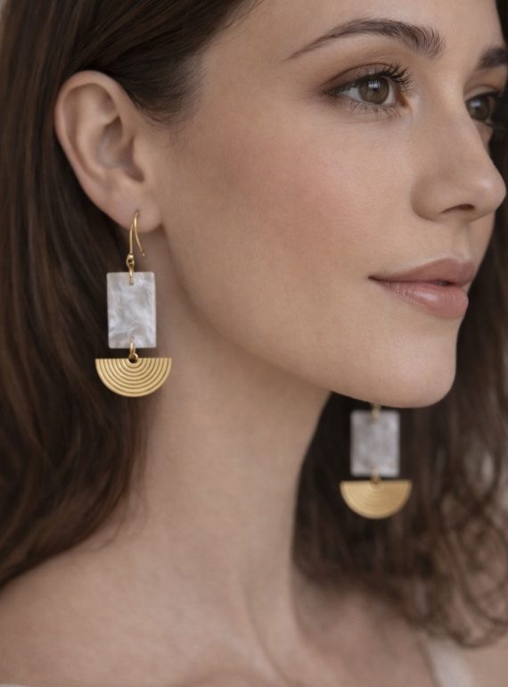 ✨ UShine.gr: Ατσάλινα σκουλαρίκια γεωμετρικά με pearly στοιχείο & χρυσή καμάρα No 1401