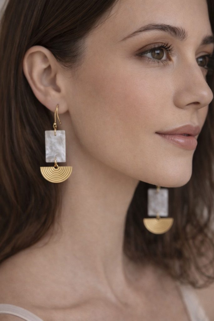 ✨ UShine.gr: Ατσάλινα σκουλαρίκια γεωμετρικά με pearly στοιχείο & χρυσή καμάρα No 1401