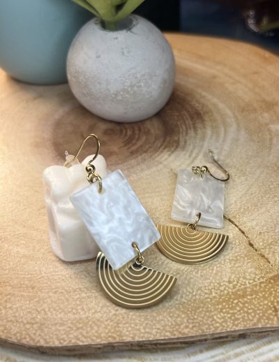 ✨ UShine.gr: Ατσάλινα σκουλαρίκια γεωμετρικά με pearly στοιχείο & χρυσή καμάρα No 1401