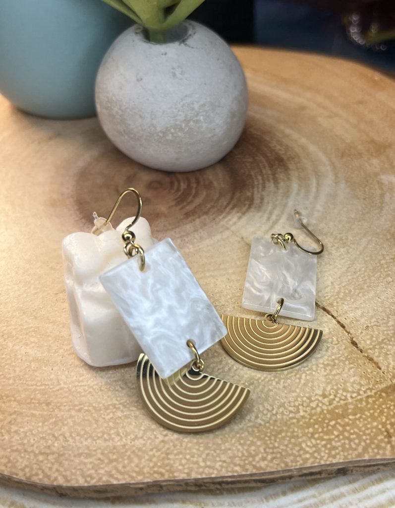 ✨ UShine.gr: Ατσάλινα σκουλαρίκια γεωμετρικά με pearly στοιχείο & χρυσή καμάρα No 1401