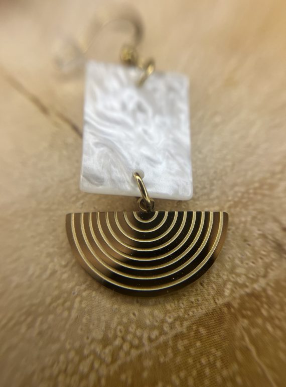 ✨ UShine.gr: Ατσάλινα σκουλαρίκια γεωμετρικά με pearly στοιχείο & χρυσή καμάρα No 1401