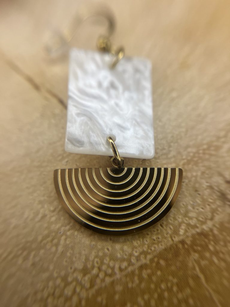 ✨ UShine.gr: Ατσάλινα σκουλαρίκια γεωμετρικά με pearly στοιχείο & χρυσή καμάρα No 1401