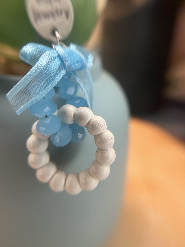 ✨ UShine.gr: Ατσάλινα σκουλαρίκια boho με χάντρες & κορδέλα (γαλάζιο–λευκό) No 1405