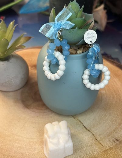 ✨ UShine.gr: Ατσάλινα σκουλαρίκια boho με χάντρες & κορδέλα (γαλάζιο–λευκό) No 1405