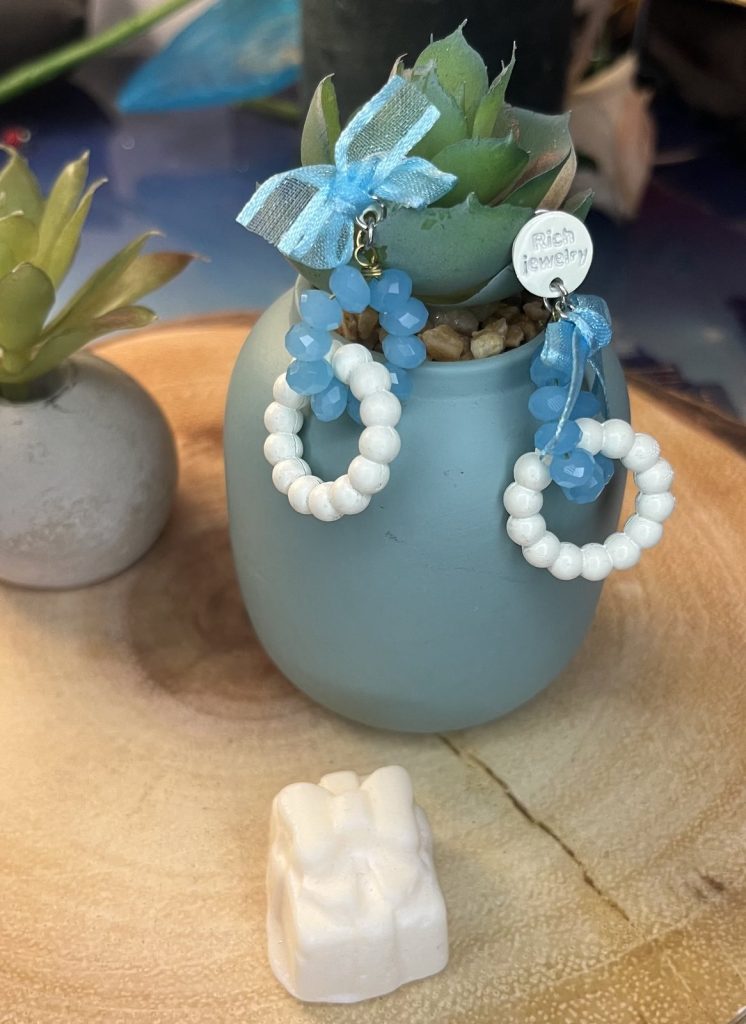 ✨ UShine.gr: Ατσάλινα σκουλαρίκια boho με χάντρες & κορδέλα (γαλάζιο–λευκό) No 1405