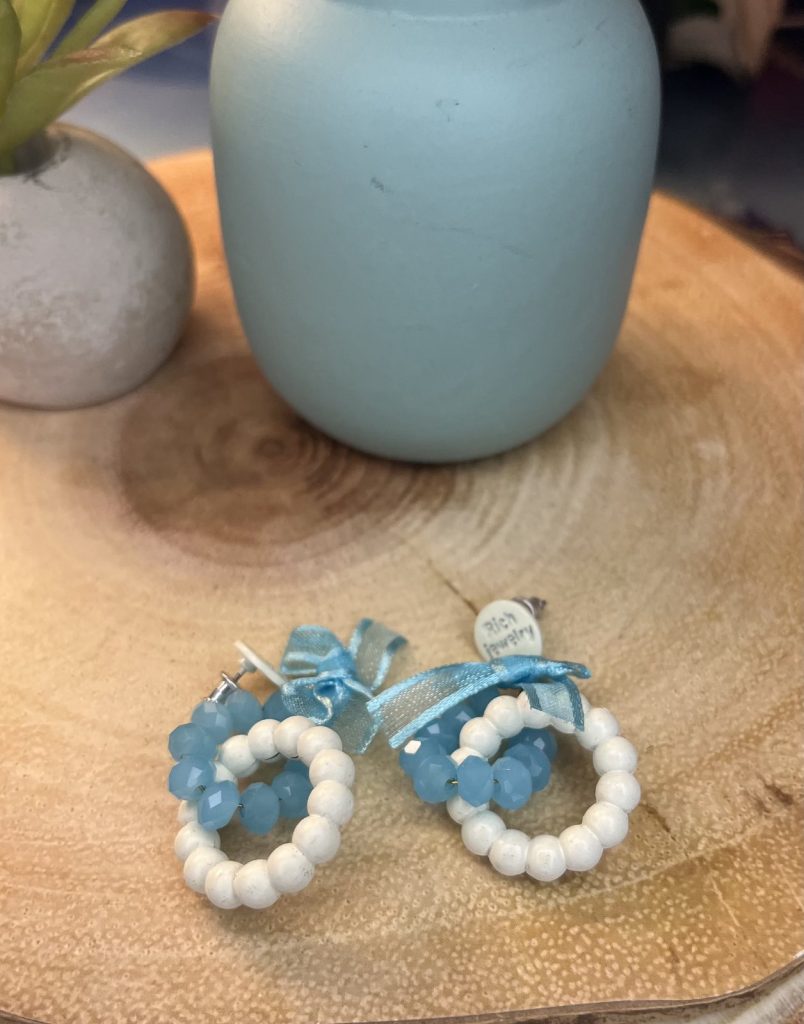 ✨ UShine.gr: Ατσάλινα σκουλαρίκια boho με χάντρες & κορδέλα (γαλάζιο–λευκό) No 1405