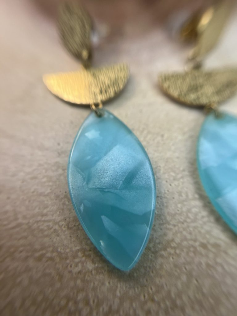 ✨ UShine.gr: Ατσάλινα σκουλαρίκια γεωμετρικά με τιρκουάζ πέτρα & χρυσή υφή No 1406