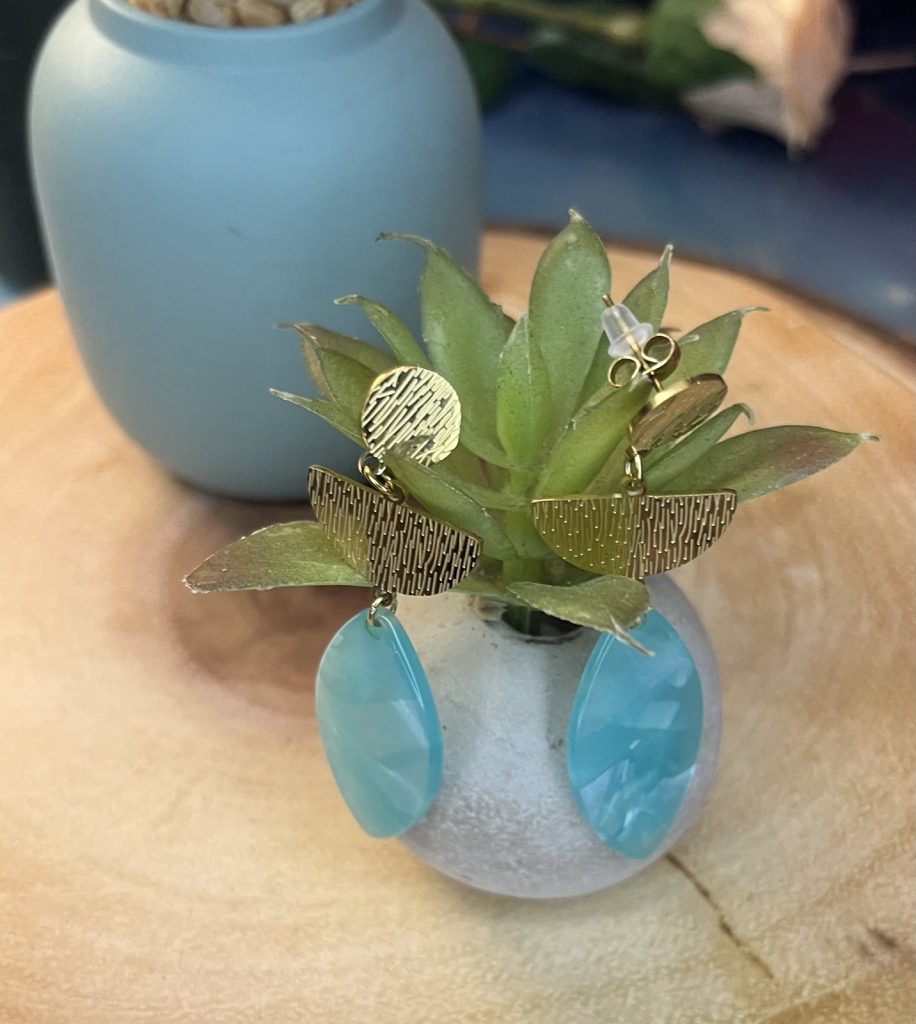 ✨ UShine.gr: Ατσάλινα σκουλαρίκια γεωμετρικά με τιρκουάζ πέτρα & χρυσή υφή No 1406