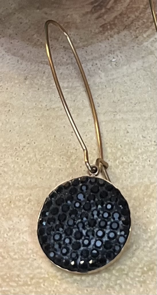 ✨ UShine.gr: Ατσάλινα σκουλαρίκια κρεμαστά με μαύρο ανάγλυφο δίσκο & χρυσή λεπτομέρεια No 1408